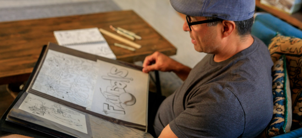 Nyomtatott, fizikai portfóliót néz egy grafikus