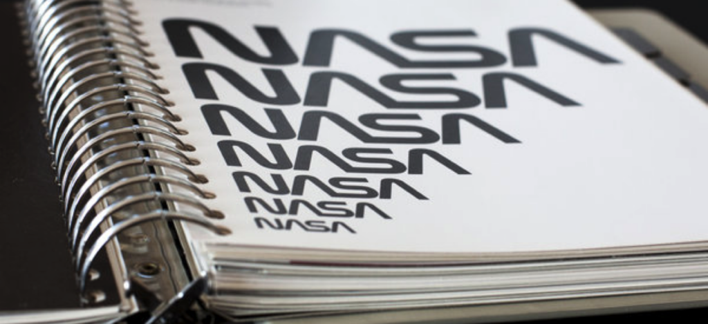 NASA arculati kézikönyve kapcsos mappába kötve.
